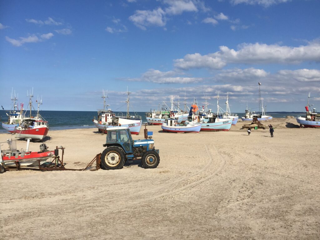 Traktor og kuttere på Thorup Strand