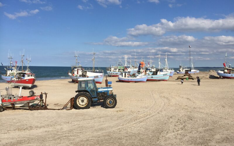 Traktor og kuttere på Thorup Strand